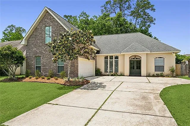 3 bed, 2.0 bath, 1828 sqft, $2,000 — Photo 1