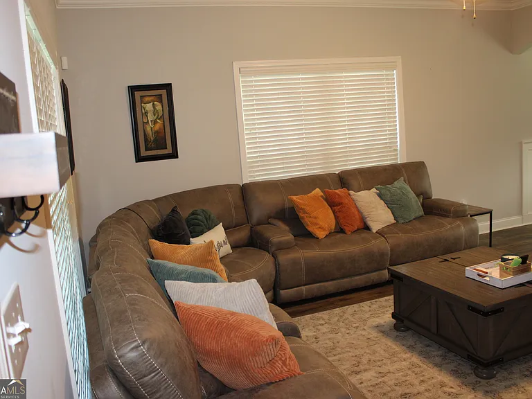 111 Sourwood Ln — Photo 4