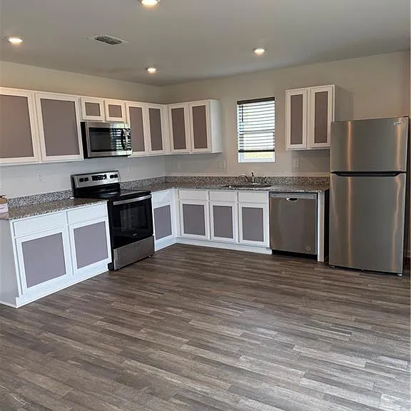 128 Oxford Ln — Photo 3