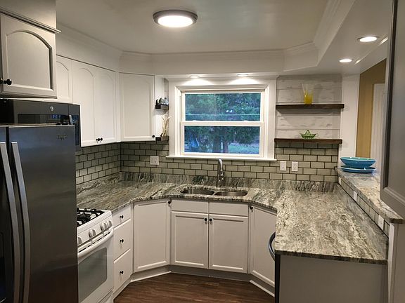 3rd image of 1300 E Balview Ave