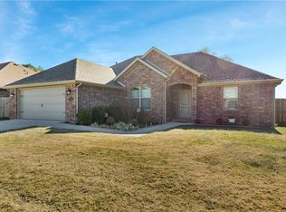 930 Sunset Ln, Centerton, AR 72719
