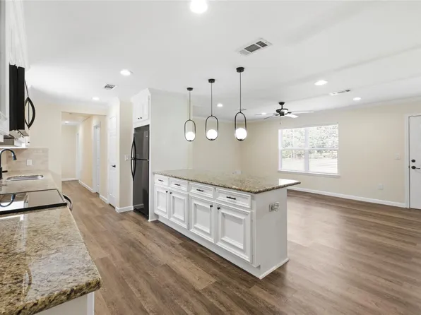 340 Oak Ridge Dr, Onalaska, TX 77360