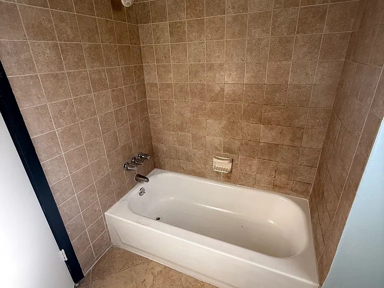 4565 Lexington Ave — Photo 9