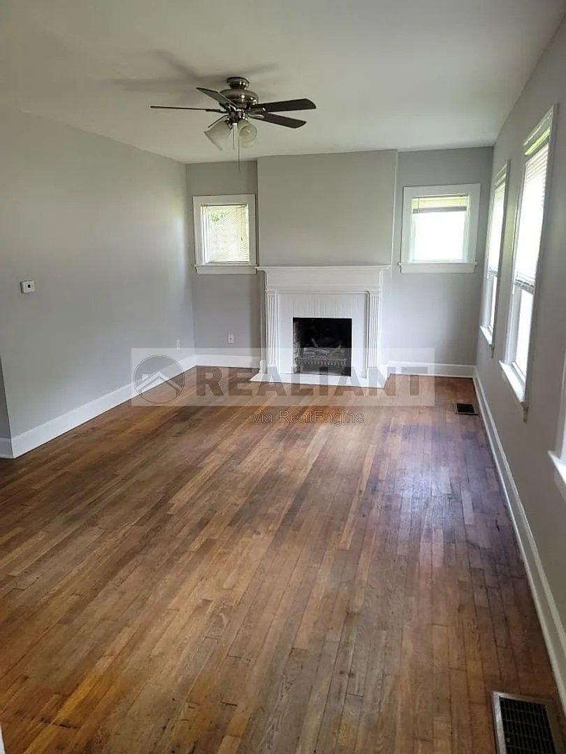 3 bed, 2.0 bath, 1409 sqft, $1,797 — Photo 3