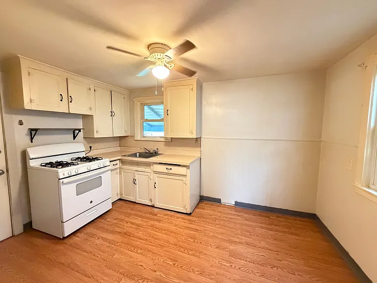 160 Woodward Ave — Photo 2
