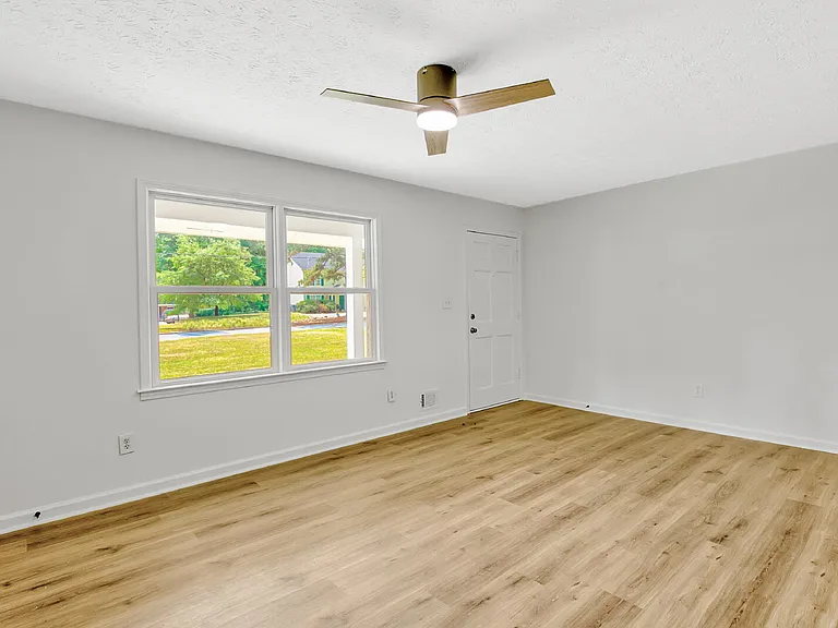 200 Meadowbrook Ct #B — Photo 11