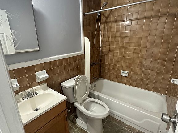 5th image of 5237 Oxford Ave #2FR