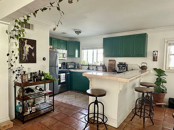 3rd image of 33 S Venice Blvd #33