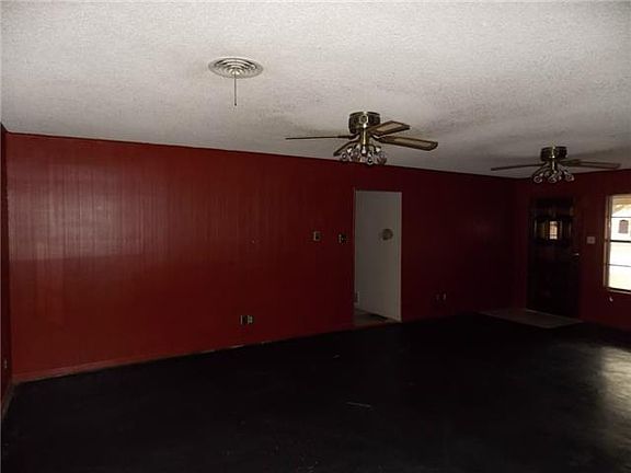 4th image of 912 Penrod Dr