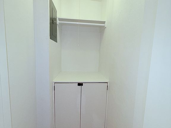 4th image of 802 N Alvernon Way #D