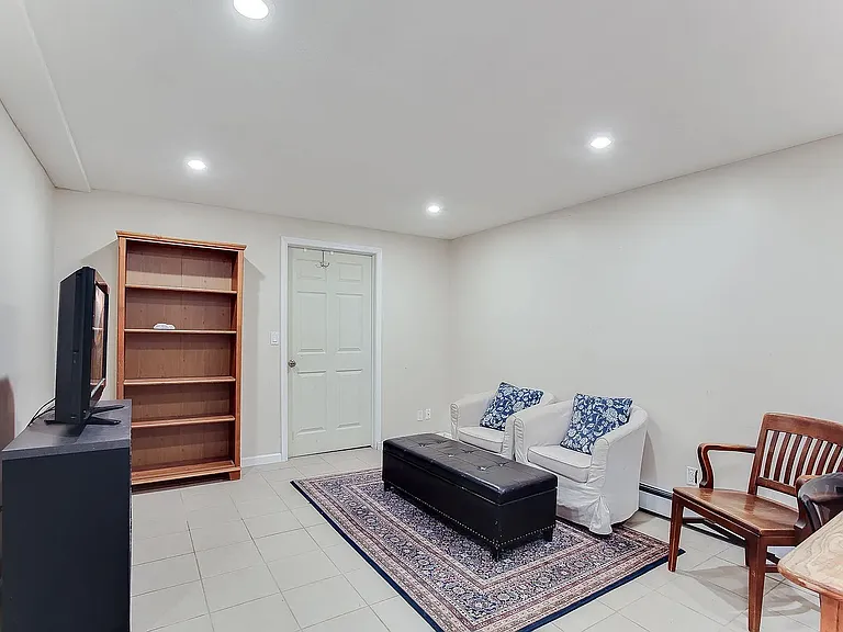 1713 Gurney St N — Photo 15