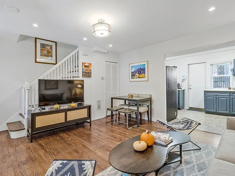 2030 E St NE — Photo 1