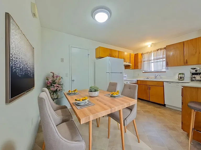 126 Hampton Dr — Photo 7