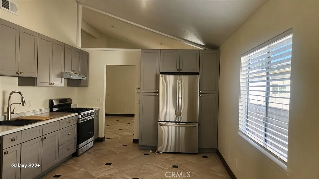 4 bed, 1472 sqft, $4,400 — Photo 2