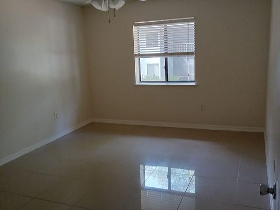 4th image of 184 Riverbend 203 Dr