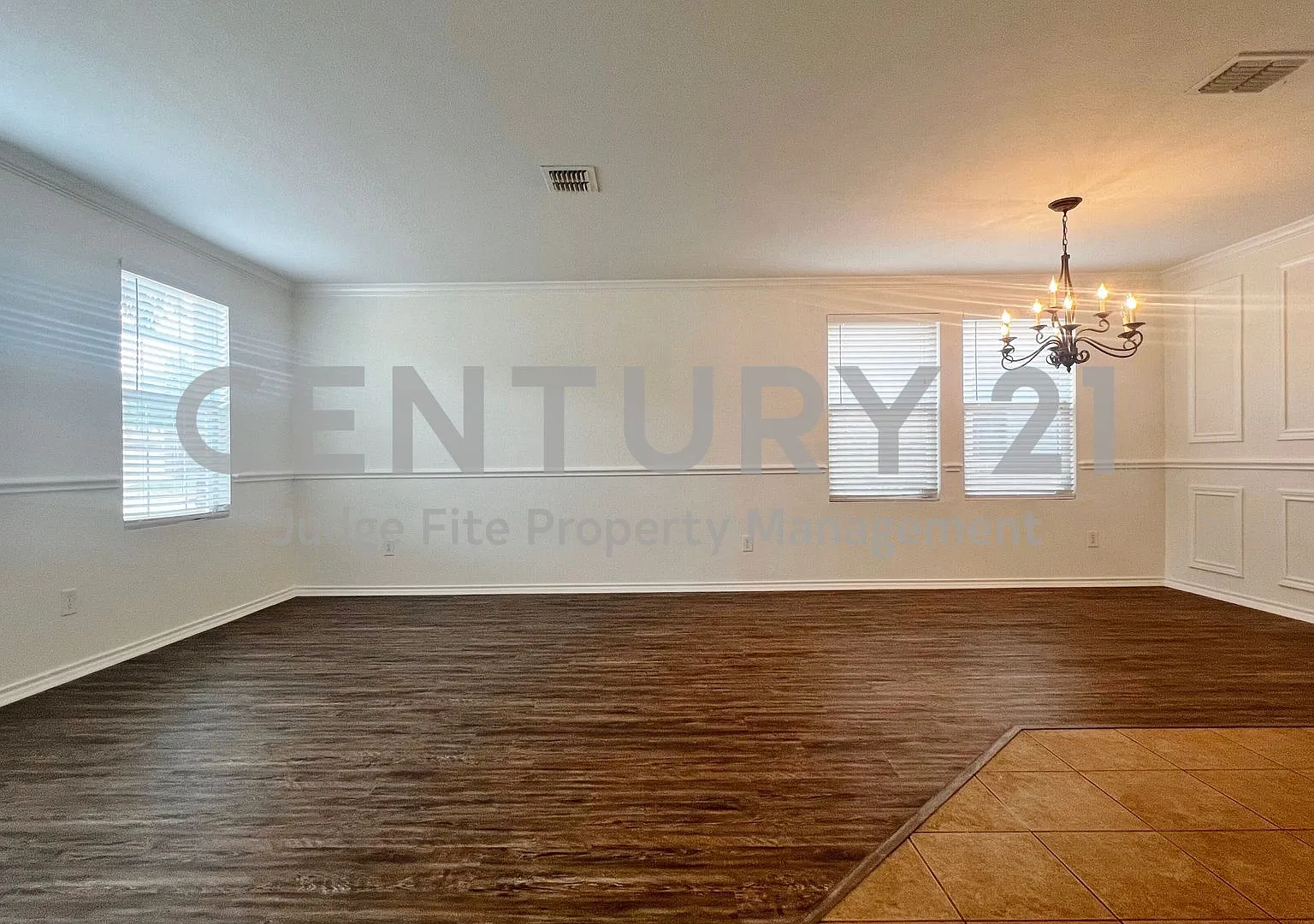 Beautiful 2-Story 5/2.5/2 Located in Eagle Mt-Saginaw ISD For Rent! — Photo 2