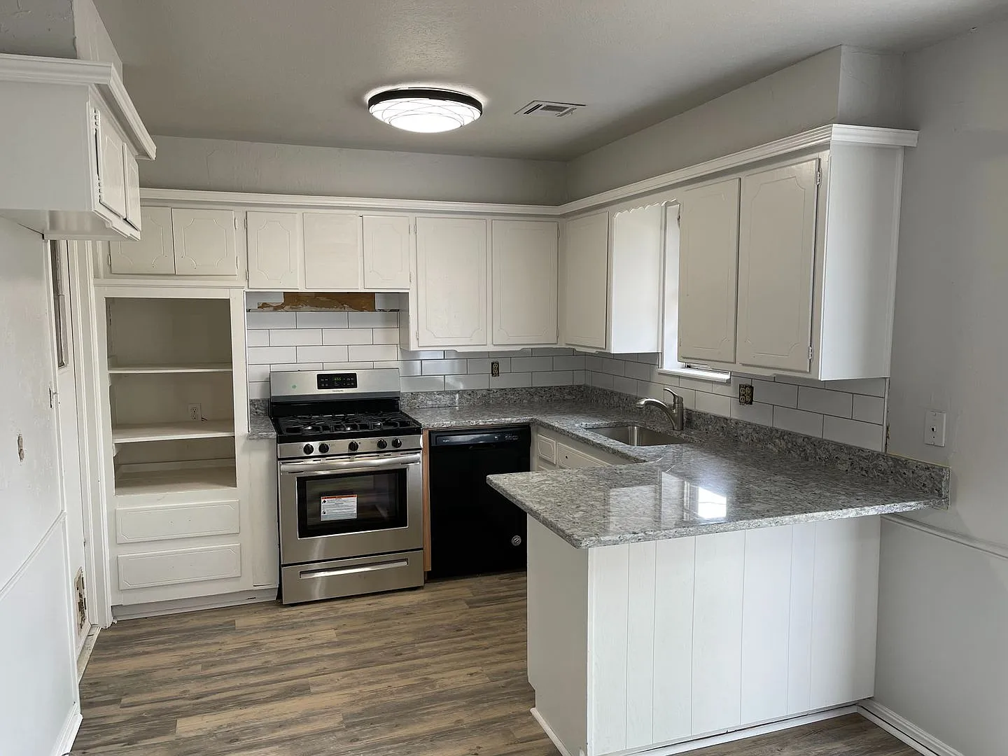 3 bedroom home for rent in SW OKC, - granite counter-tops! Thoughtful updates throughout! — Photo 4
