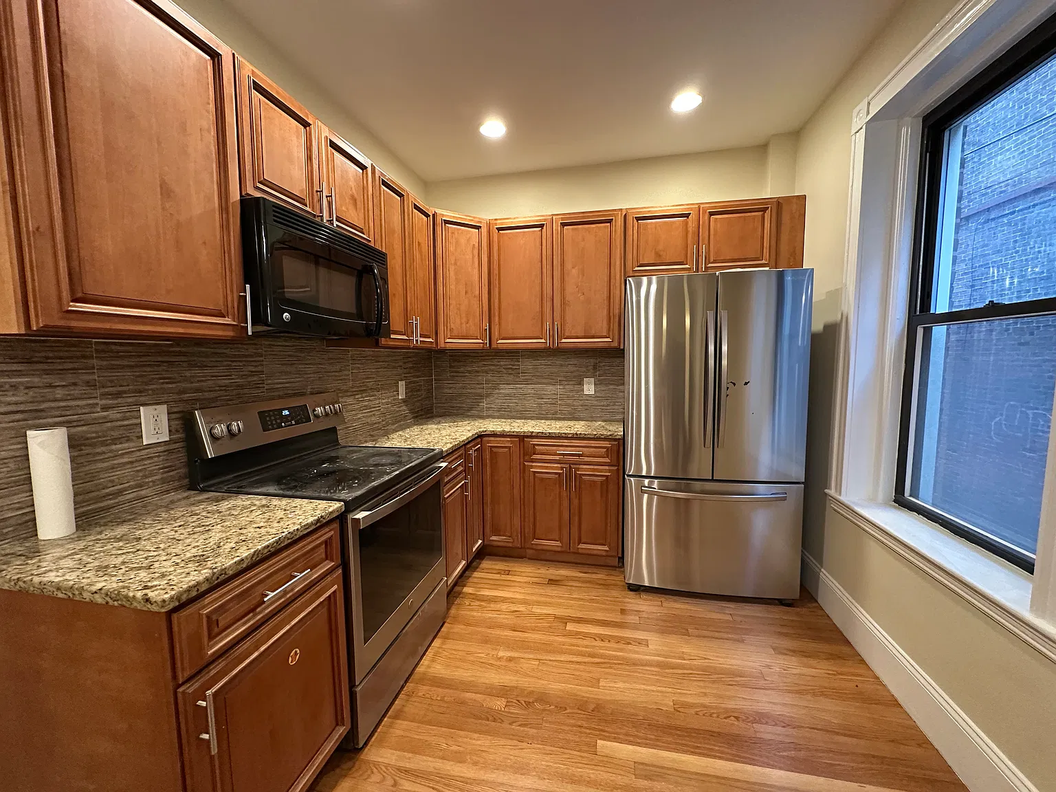 7 bed, 2000 sqft, $9,400 — Photo 2