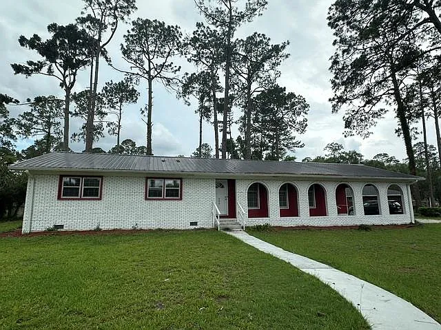 908 Habersham Rd — Photo 1