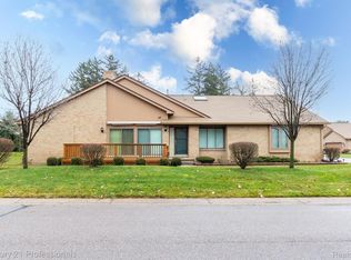 2177 London Bridge Dr #42, Rochester, MI 48307