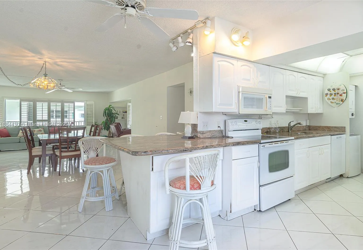 2 bed, 2.0 bath, 1300 sqft, $4,000 — Photo 4