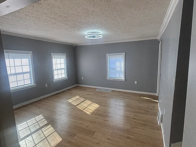 227 Franklin Ave — Photo 7
