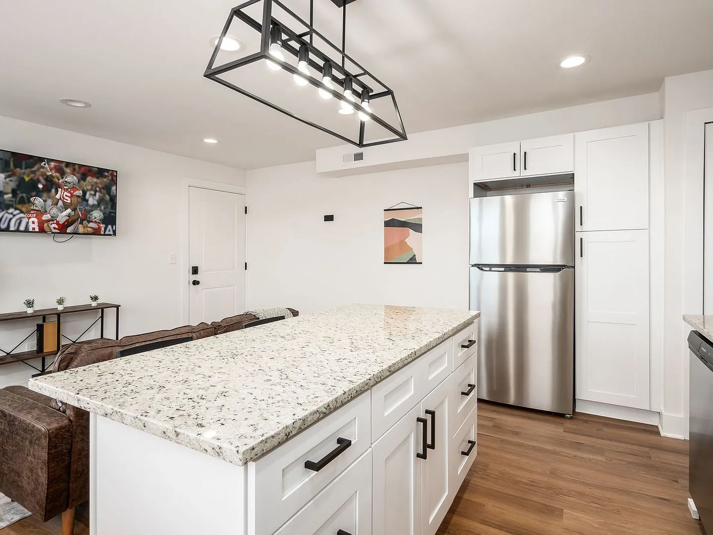 Bright & Updated 2-Bedroom Apartment with In-Unit Washer & Dryer — Photo 1