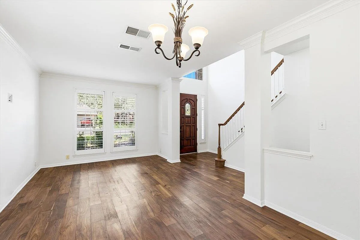 5 bed, 2.5 bath, 2455 sqft, $3,200 — Photo 4