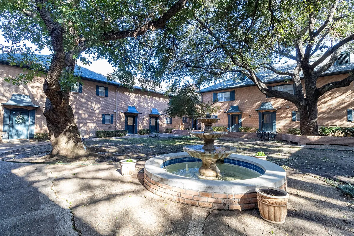 Building Photo - 6011 E University Blvd #247