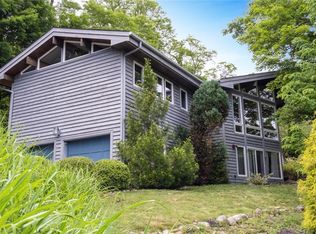 1 Hillary Ct, Chestnut Ridge, NY 10977