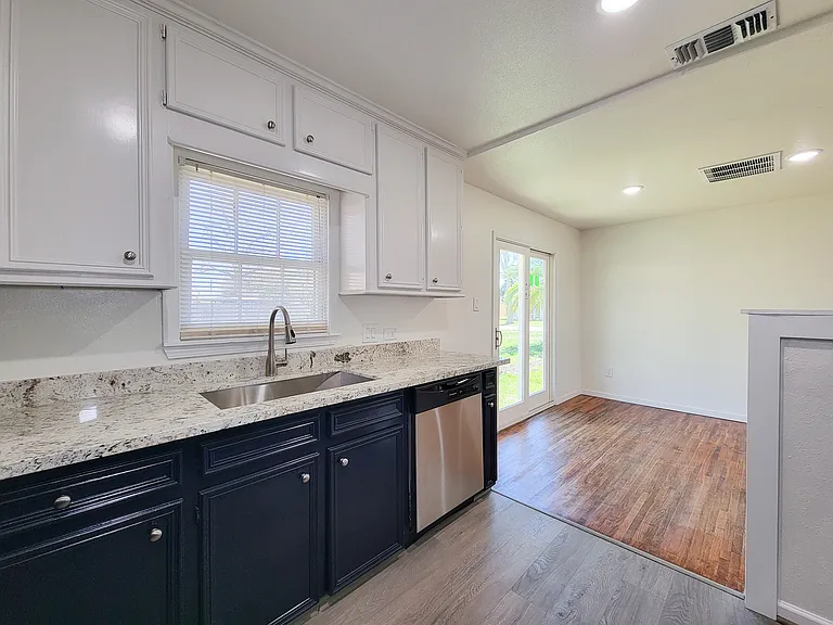 413 S Market St — Photo 12