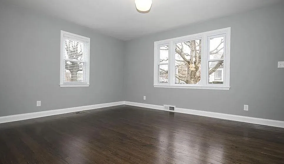 4401 Buchanan Ave — Photo 1