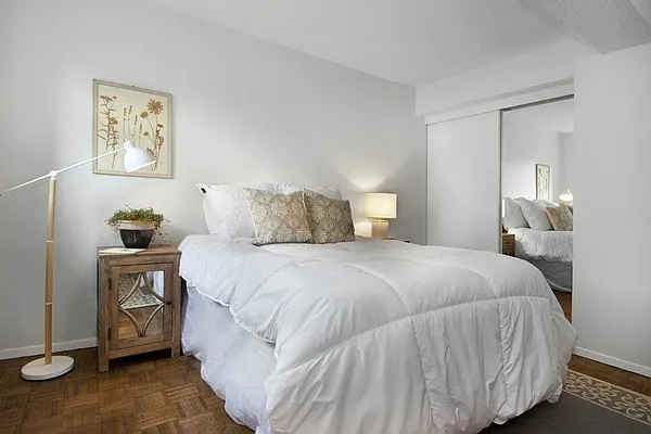 Sold by Brooklyn Bridge | media 19