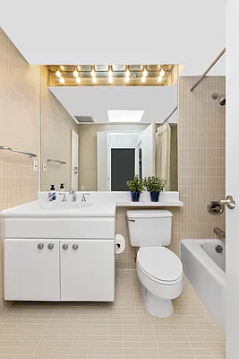 Bathroom, photo 1