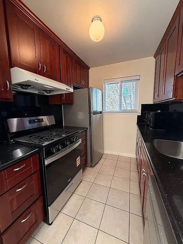2 bed, 1.0 bath, 903 sqft, $1,800 — Photo 2