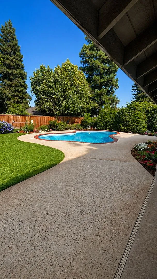 Bright & Updated 3 Bed/2.5 Bath Home in Woodward Lake Pet Friendly with Pool! — Photo 3