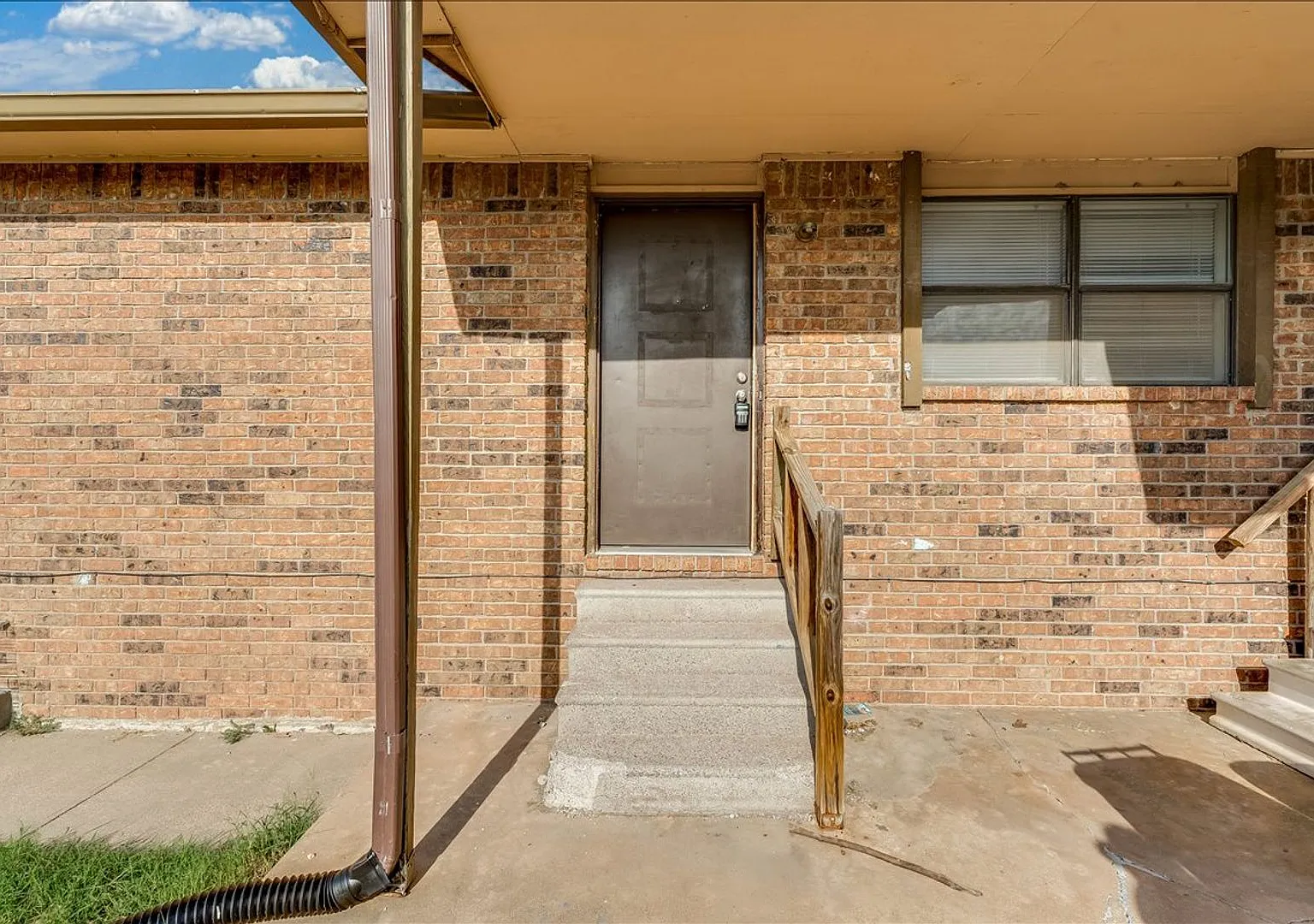Move in Ready 3 Bedroom 2 Bathroom House! — Photo 2