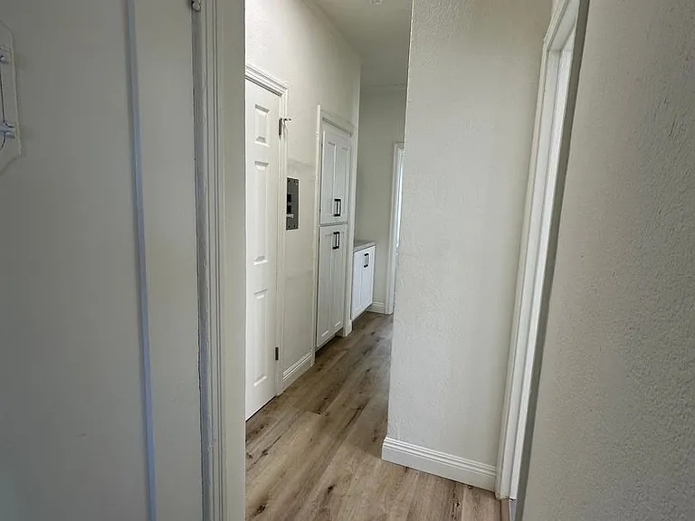 South LA Urban Apartments — Photo 10