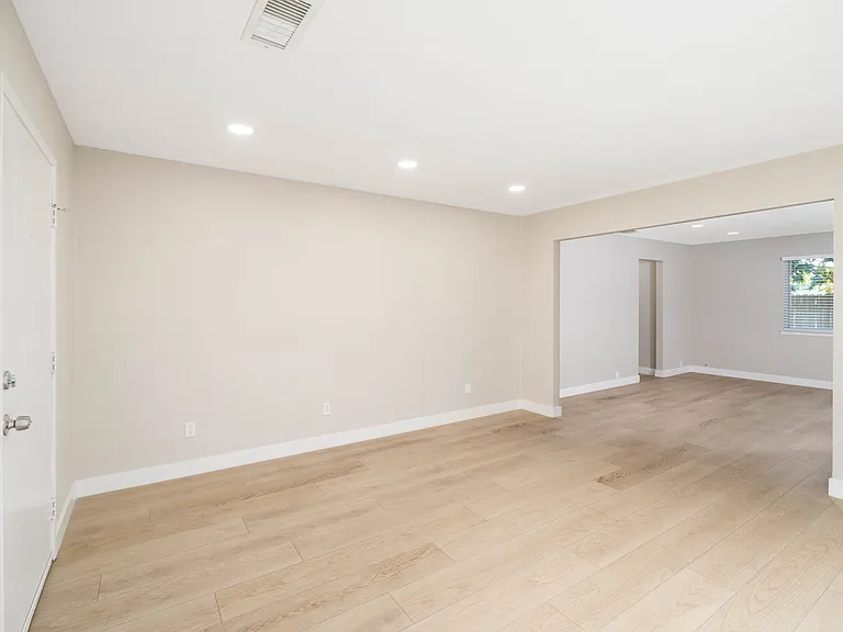 El Camino Duplexes — Photo 32