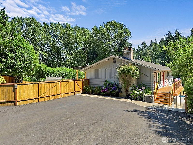 3rd image of 629 43rd Avenue SW