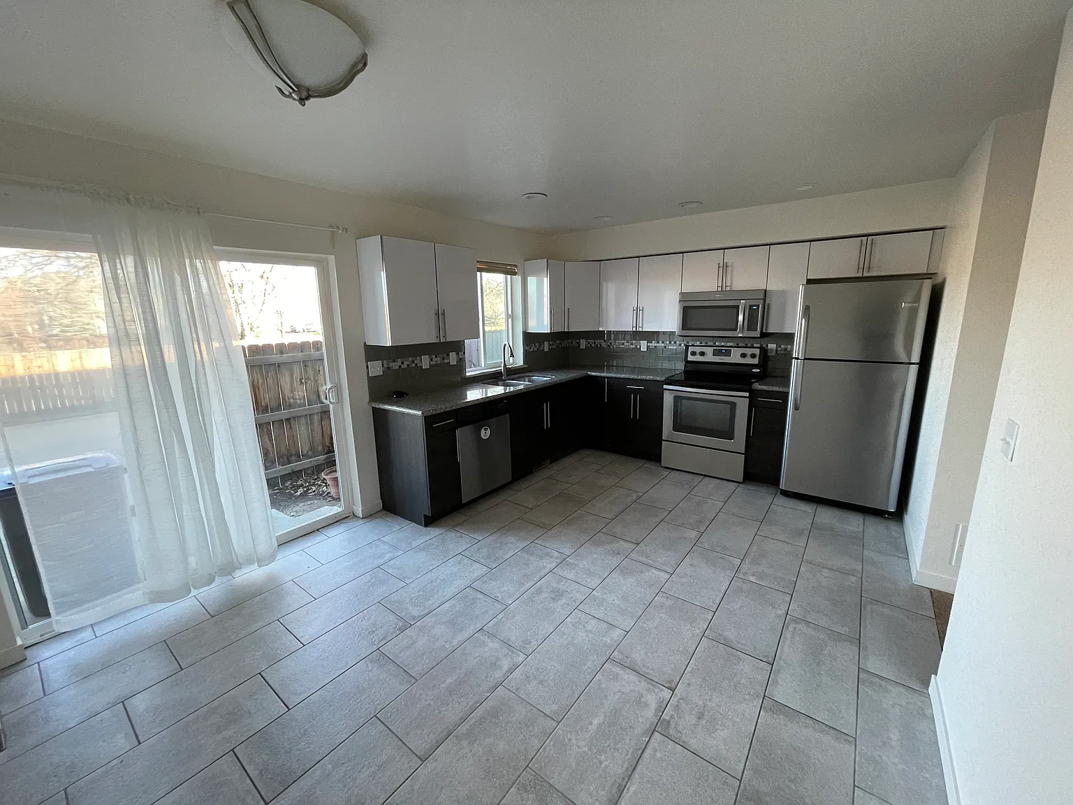 3 bed, 2.5 bath, 1650 sqft, $2,550 — Photo 4
