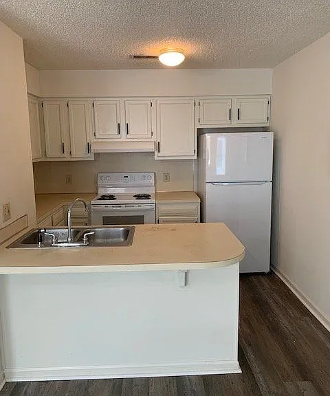 124 W Victoria Ct — Photo 5