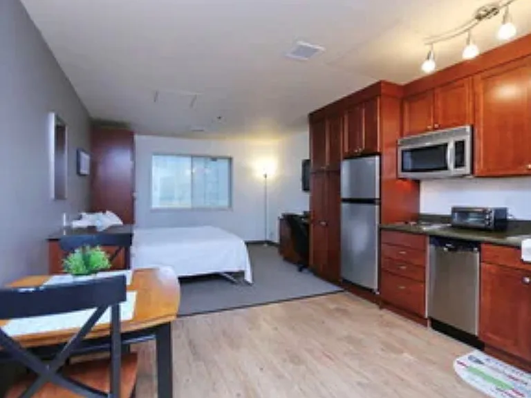 Catalina Apartments — Photo 43