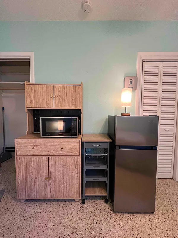 Private bedroom and bathroom with private entrance. Furnished. Walking distance to beach! — Photo 3