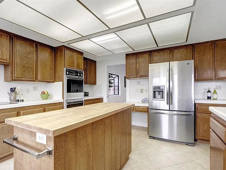 Kitchen with professional island and kitchen desk