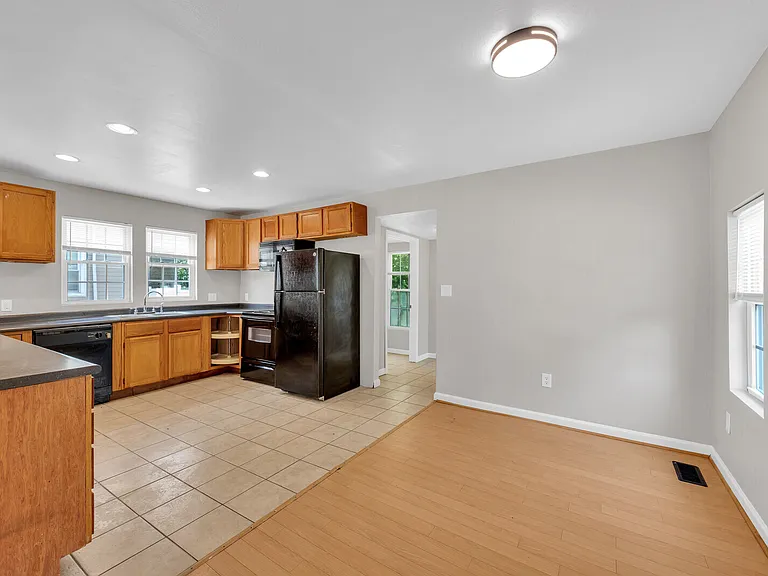 1009 Elkin St — Photo 3