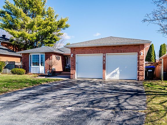 2nd image of 933 Playfair Rd