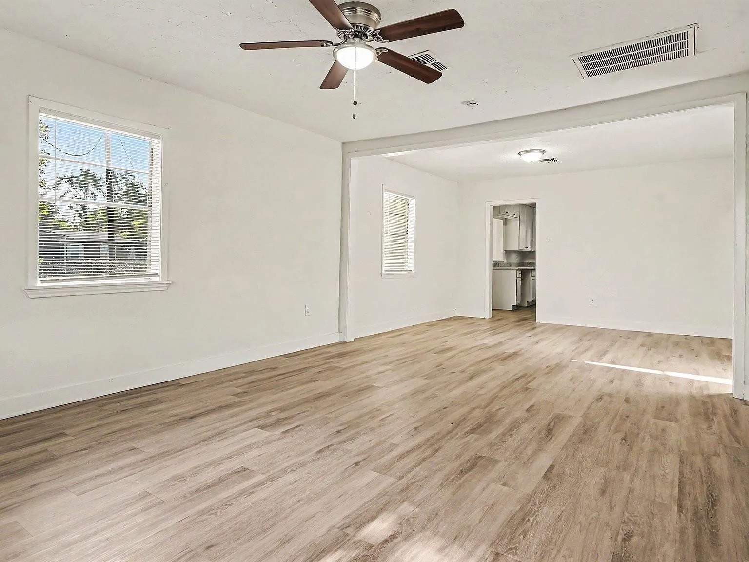 3 bed, 2.0 bath, 1942 sqft, $1,850 — Photo 3