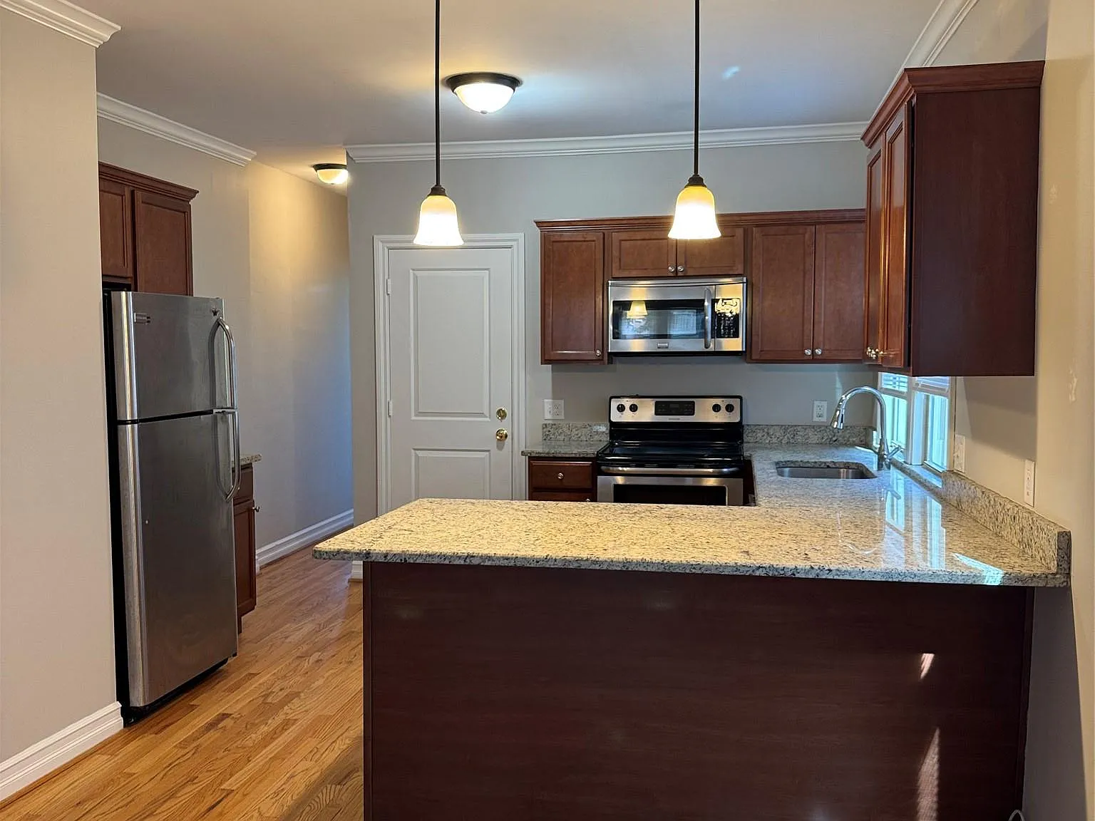 3 bed, 1.0 bath, 1100 sqft, $1,500 — Photo 2