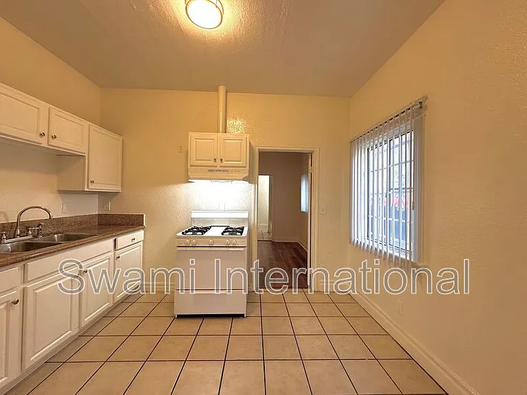 932 W 62nd St — Photo 8